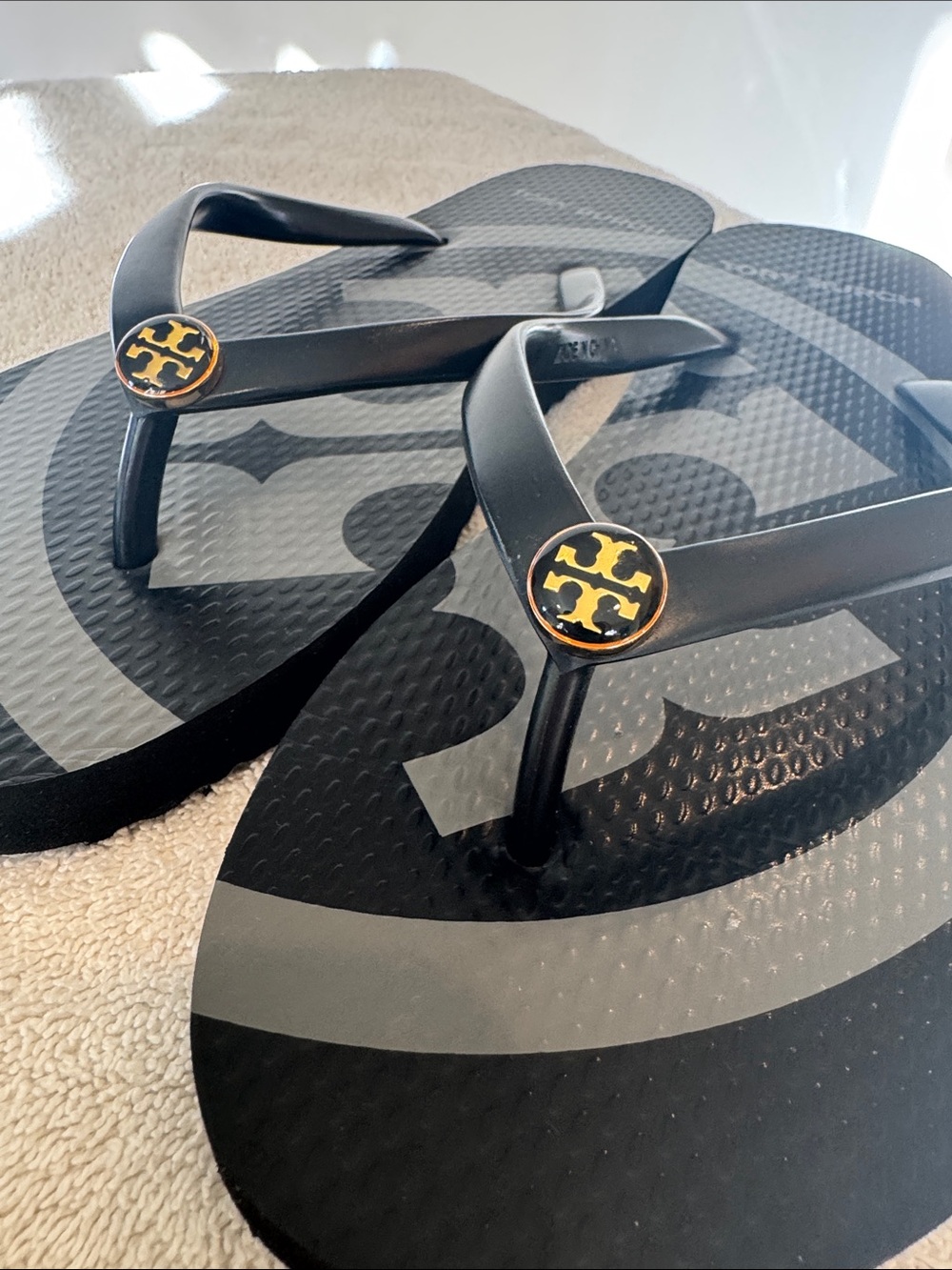 Tory Burch NWOT Black and Gray Logo Flip Flops Women’s 8 - Picture 3 of 11